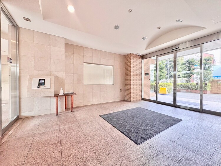 エントランス 綺麗に整備されており、行き届いた管理体制をうかがわせます。