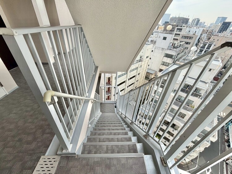 その他 共用部の階段です。明るく清潔に管理されています。