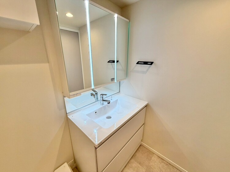 その他 清潔感を感じられる洗面化粧台。