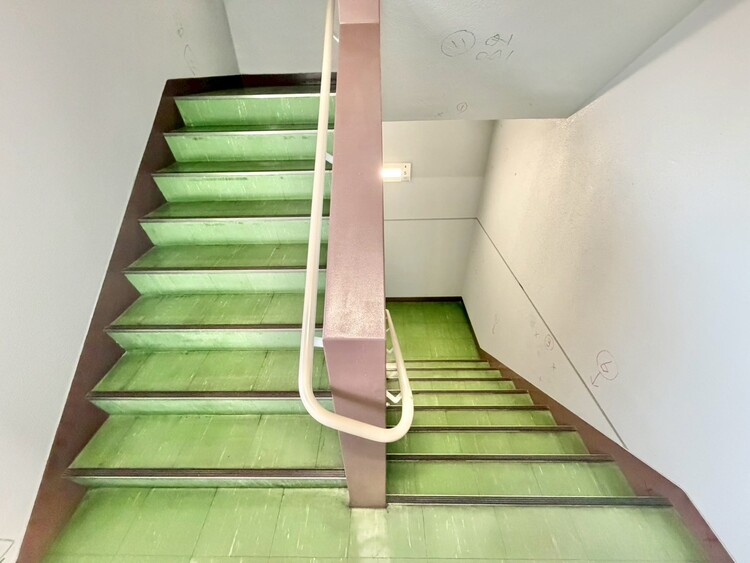 その他 共用部の階段です。明るく清潔に管理されています。