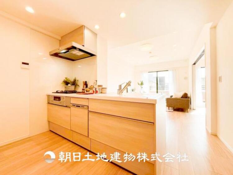 キッチン 【キッチン】シンプルで使いやすいデザインにこだわったキッチン。プライベートスペースを彩るインテリアとしての美しさと、快適な日常を支える機能性と強さがひとつになった自慢のキッチンです。