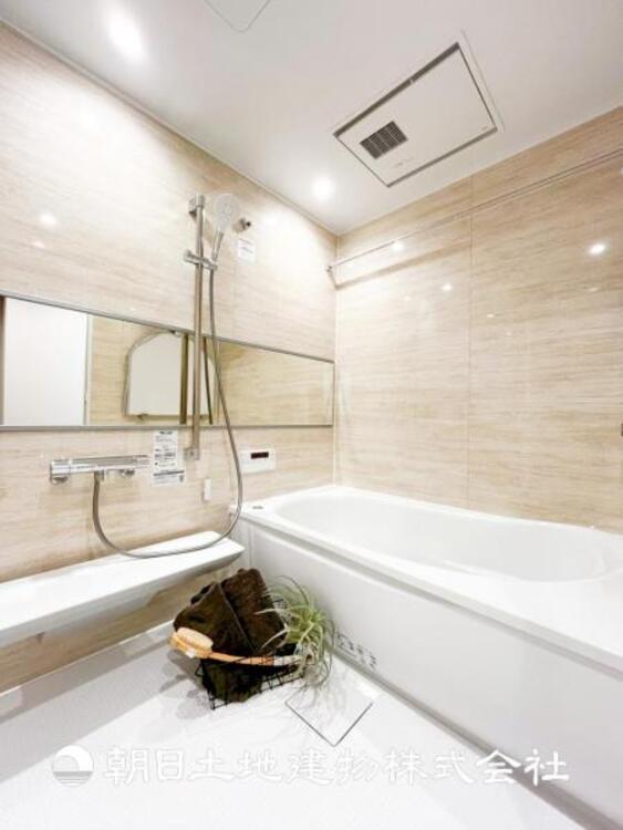 風呂 【浴室】浴室暖房乾燥機付きバスルーム。ゆったり寛げる空間です。