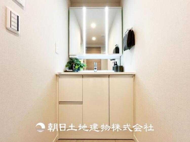 洗面 【洗面化粧台】広々とした洗面化粧台はたっぷり収納もさる事ながら、身だしなみチェックや歯磨きなど、朝の慌ただしい時間でも心に余裕とゆとりを作ってくれます。