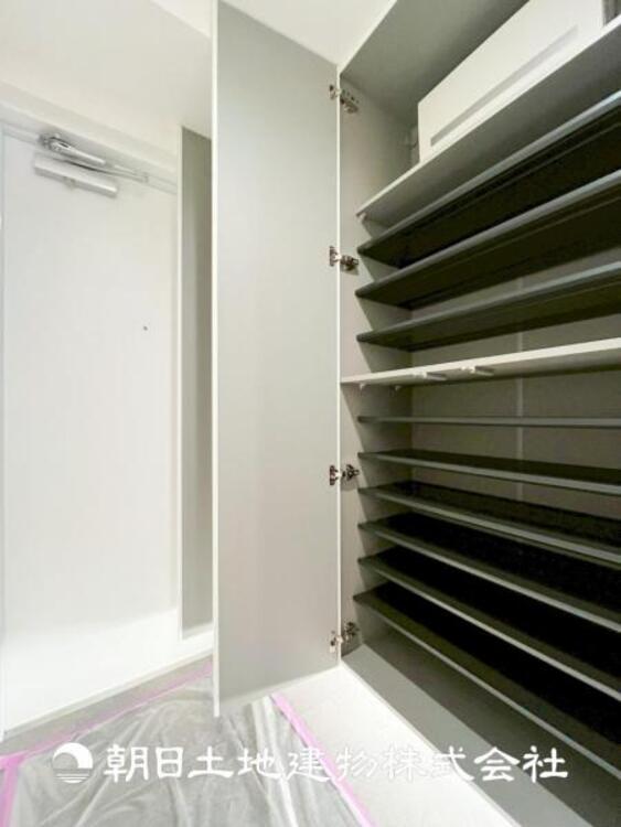 収納 【収納】たくさん収納できる下足入れです。