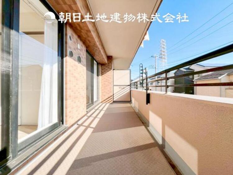 バルコニー 【バルコニー】温かい太陽を感じる事ができるのは、目の前に遮るものが無いから。彼方に広がる風景が絵画のように広がります。