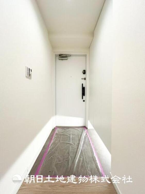 その他 【玄関】家族の帰り、遊びに来る友人、知人を優しく迎え、温もりに満ちた生活空間を予感させる。帰りたい家がここにあります。