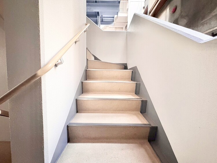 その他 共用部の階段です。明るく清潔に管理されています。