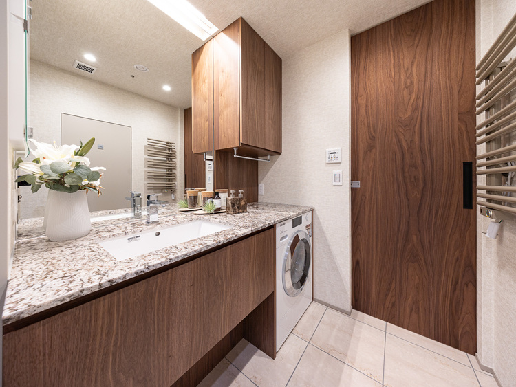 その他 清潔感を感じられる洗面化粧台。