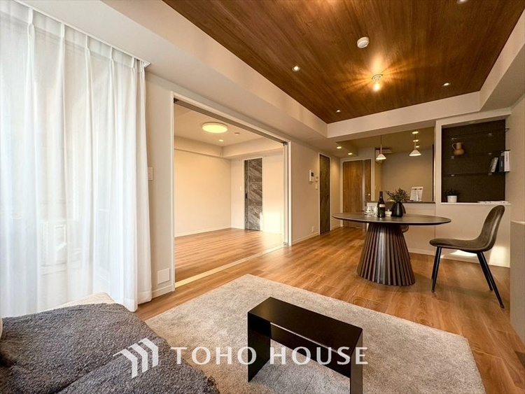 内装 【LIVING】◆扉を◆開くとこの景色。家族の”おかえり”の声が聞こえてきそう。