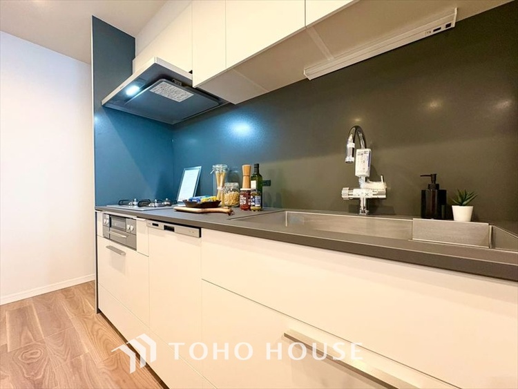 キッチン 【KITCHEN】◆ワクワク◆開放的で機能性も高いシステムキッチン。お子様は毎日のご飯にワクワク！