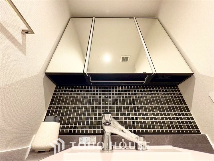洗面 【WASHROOM】◆快適◆煌びやかな暮らしの中にも忘れたくない快適さ。大きな収納が助けてくれます。
