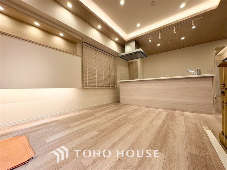 内装 現在改装中◆陽光◆が差し込む。この開放的なLDKに家族の笑顔が集う。家族が一緒に過ごす空間は明るく、そして居心地よく。