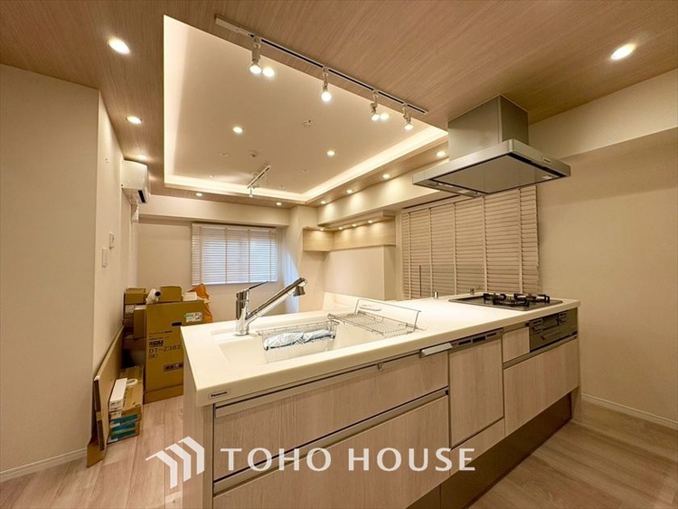 キッチン 現在改装中◆ワクワク◆開放的で機能性も高いシステムキッチン。お子様は毎日のご飯にワクワク！