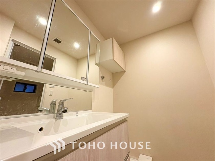 洗面 現在改装中◆快適◆煌びやかな暮らしの中にも忘れたくない快適さ。大きな収納が助けてくれます。