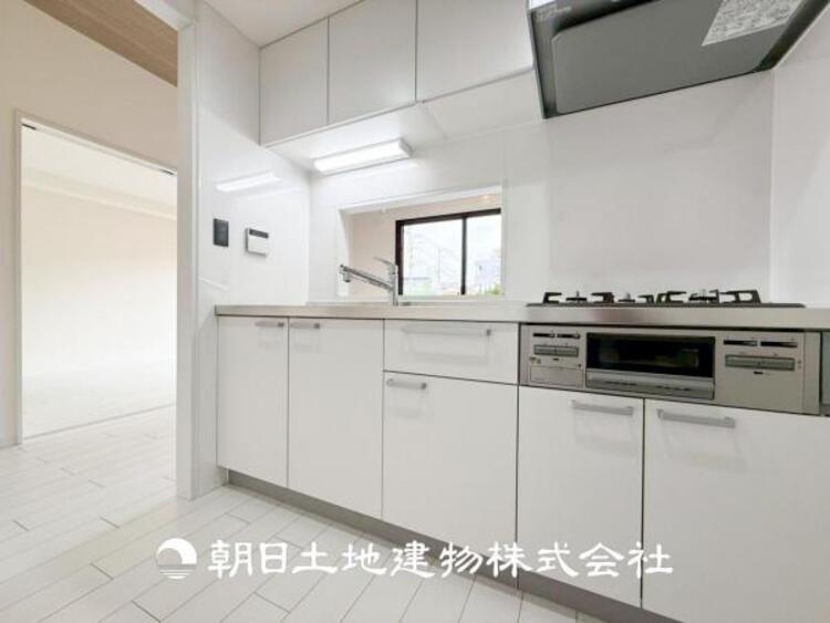 キッチン 【キッチン】仲良しなご夫婦、お子様、みんなでお料理ができる程の贅沢なスペースを実現したキッチンとなっております。みんなで作った料理を召し上がりながらの会話は盛り上がること間違いなしです。