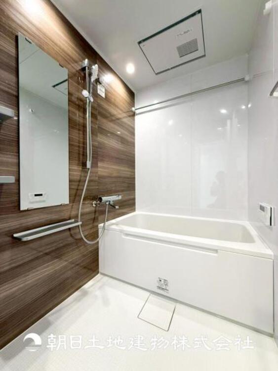 風呂 【浴室】半身浴もできる広々とした湯舟があり、浴室暖房乾燥機付きで冬でもポカポカです！