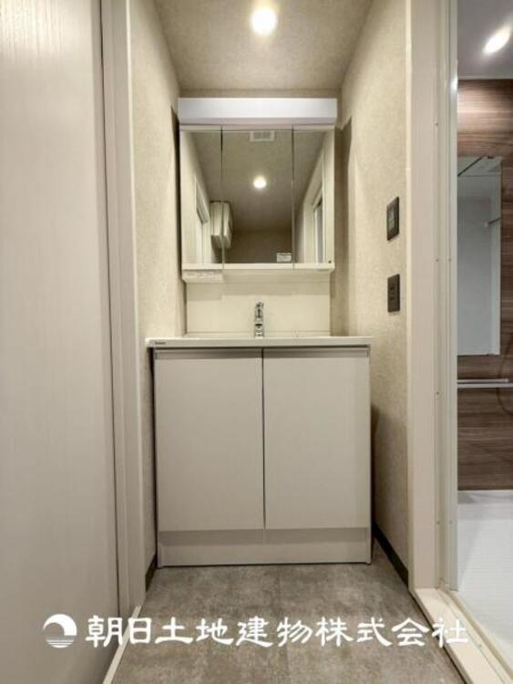 洗面 【洗面化粧台】広々とした洗面台は、日々の身だしなみチェックや歯磨きなど、朝の慌ただしい時間でも心に余裕とゆとりを作ってくれます。今日も１日頑張ろう。そう思える場所でありたいと思っています。