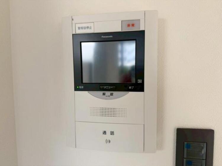 設備 【モニター付きインターホン】お客様のお顔が確認出来るので、セキュリティ対策にも最適のモニター付きインターホン。
