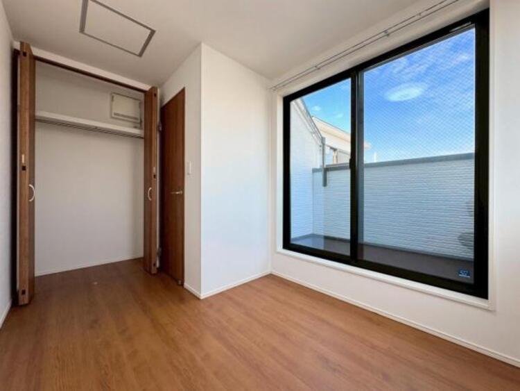 内装 ●〇採光もアクセントの一つとして。プライベートルームにはやさしい光が射し込んでいて、この明るい好みの空間で読書や音楽。充実した時間を過ごせます。日中に明りをつける必要が無い事も物件選びの大きな条件〇●