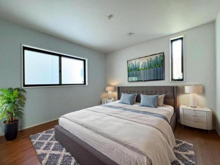 内装 ●〇充分な広さの寝室は、収納スペースもしっかり設けてあります。すっきりと物を片付けることができるので、お部屋の広さを有効活用できます。リビングだけでなく個室の居心地も重要なポイントで陽当たりも良好〇●