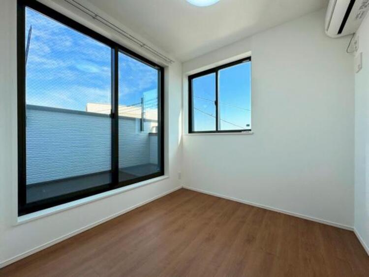 内装 ●〇バルコニーに大きく面した掃出し窓から光が降りそそぐ開放的な居室です。大きな窓からは、太陽の光はもちろん、爽やかな風が部屋一面に吹き抜けます。部屋のこもったニオイもすぐに換気することが出来ます　〇●