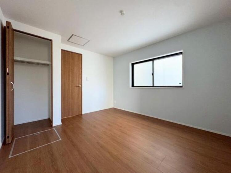 内装 ●〇採光もアクセントの一つとして。プライベートルームにはやさしい光が射し込んでいて、この明るい好みの空間で読書や音楽。充実した時間を過ごせます。日中に明りをつける必要が無い事も物件選びの大きな条件〇●