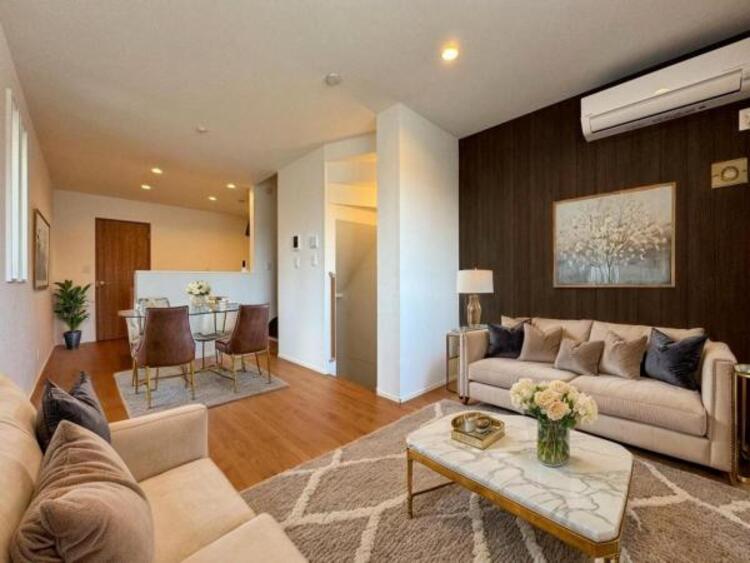 居間 ●〇明るく開放的な空間が広がるLDK。室内には豊かな陽光が注ぎ込み爽やかな住空間を演出。ホームパーティーでもゲストと一緒に料理を楽しみながら楽しい時間を過ごせそう。広々としたLDKは床の掃除も楽です〇●