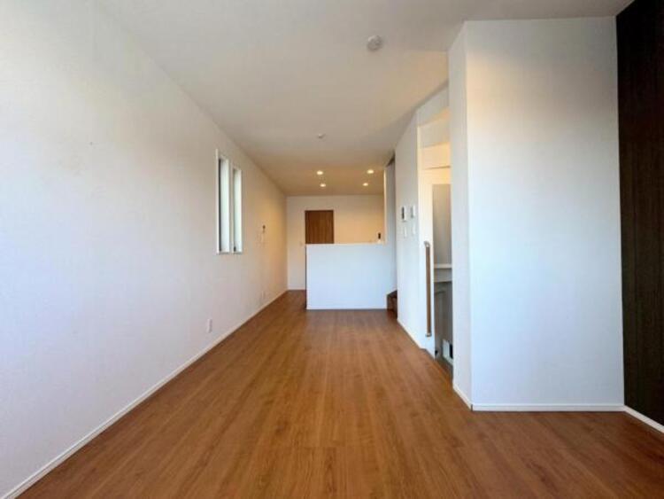 居間 ●〇一日の中で多くの時間を過ごすことになる住まいだからこそ、いつも穏やかな空間であるように心掛けています。構成する建材などへの配慮が、住まう方の健康を守ります。小さなお子様がいるご家庭でも安心です〇●