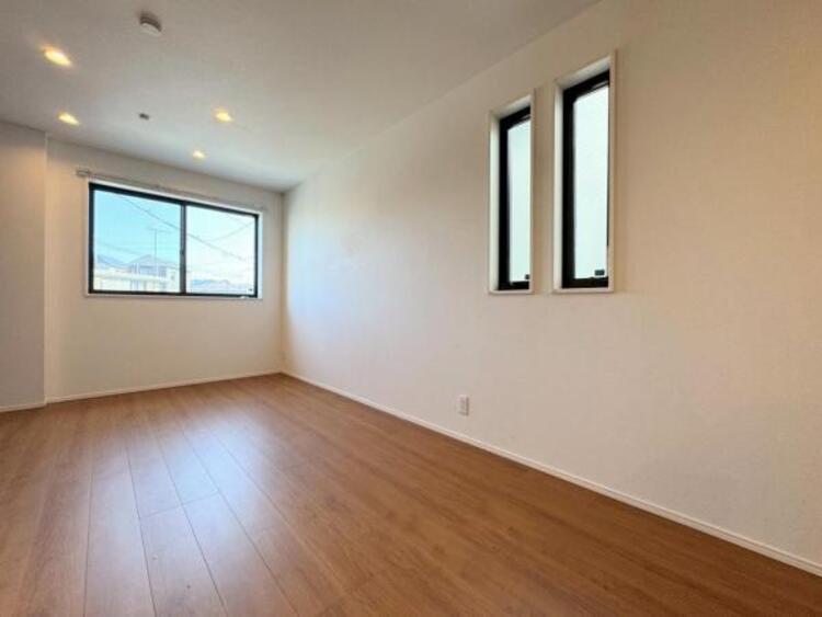 居間 ●〇家族と過ごすひと時を溢れる光が優しく包み込むリビングダイニング。家族と共に、心穏やかに過ごすひととき。家族との時間、自分の時間を大切にできる空間がここにあります。LDKで過ごす時間は大事ですね〇●