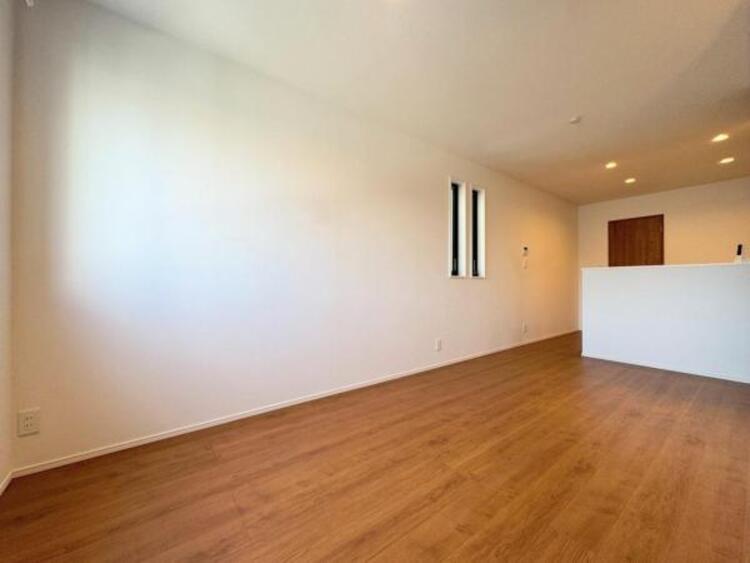 居間 ●〇オープンでのびやかな空間を生み出す、こだわりの広がりとゆとり。家族と過ごす時間を大切にしたい方にぴったりの明るくゆとりある住空間です。南側の窓からの日差しがリビングの中までしっかりと届きます　〇●