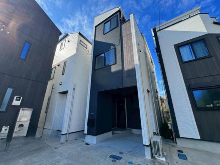 外観 ●〇住むほどに深まる愛着、使い込むほどに馴染む風合いを大切にしていただけるデザインに。周辺の利便性や豊かな住環境など立地面でも魅力が多く、今も、これからもずっとここで生活したい。そう思える住宅です〇●