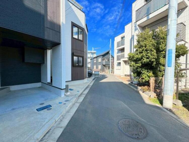 外観 ●〇ここから始まる「日常」はご家族にとってかけがえのない時間となります。少しでも豊かに、快適に。そんな想いから本邸宅は生まれました。周辺には利便性の高い施設や緑にあふれ、永住の地に相応しい環境です〇●