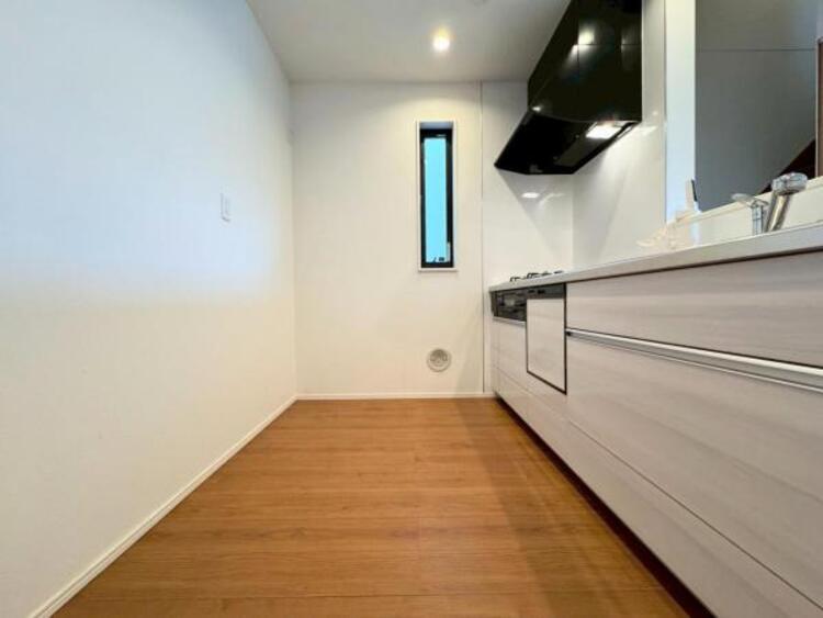 キッチン ●〇新しいキッチンは気分も上がり、家事も楽しくできそう。お手伝いをしてくれるお子様と並んで立てるキッチンは、ご家族のコミュニケーションを育む場として活躍します。収納力が高い事も大事なポイントです〇●