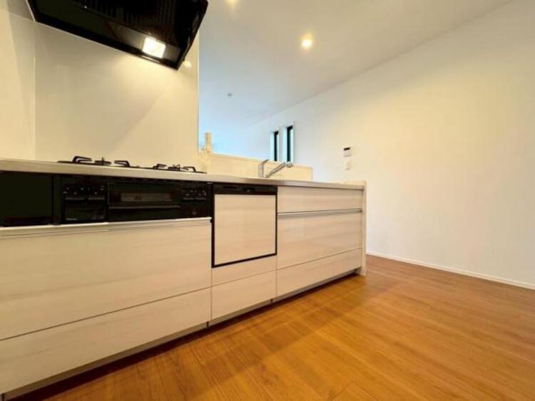 キッチン ●〇家族で並んでクッキング。皆でわいわい楽しく作るお料理は愛情たっぷりのごちそうに。キッチンで過ごす家族時間は大人になっても心に残る素敵なオンリーワンの思い出に。食後の片付けも苦にならない空間です〇●