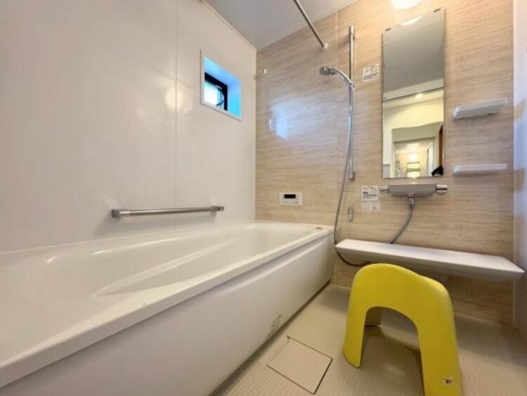 風呂 ●〇ユニットバスはゆったりとくつろげる1坪タイプ。足までしっかりと伸ばせる浴槽は心身ともにしっかりと疲れを癒してくれます。お子様と一緒の入浴でも充分な広さです。バスルームは疲れを癒すくつろぎの場所〇●
