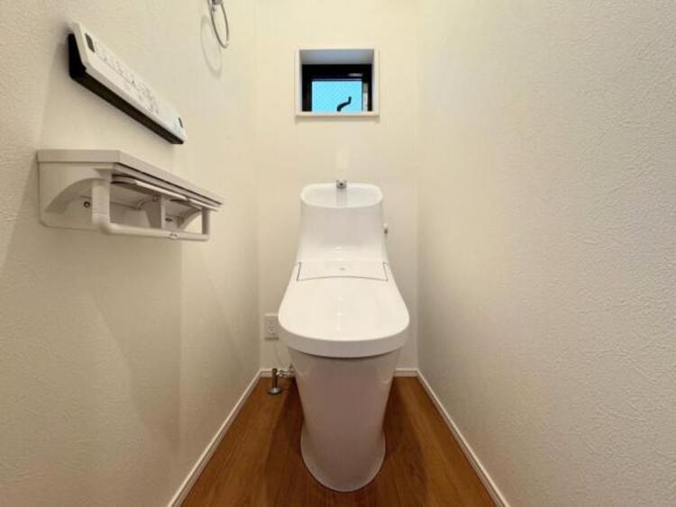 トイレ ●〇ゆとりをもった広さ、白ベースに清潔感ある空間です。もちろんウォシュレットも完備しております。小物を収納するスペースがあるのも良いですね。毎日頻繁に利用する大切な空間だからこそ、こだわりたいです〇●