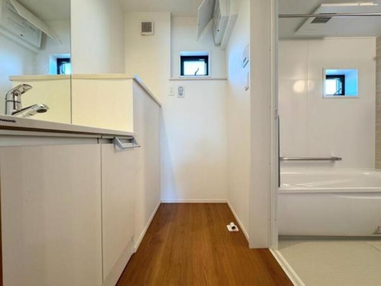 洗面 ●〇平日の朝であっても、落ち着きとくつろぎを感じられる。歯磨き粉が行方不明になるようなごちゃごちゃ感も解消。収納力の高い洗面所です。　コーディネートされた空間で気持ちよく身だしなみを整えられます　〇●