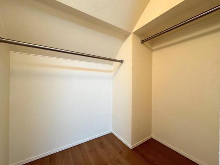 収納 【WIC】ひと目で収納物を確認できるウォークインクロゼットは、ゆとりの広さを備えた大型収納。数多くの衣類に加え、足元には引出しや衣装箱、シューズボックスなども収納することができます。