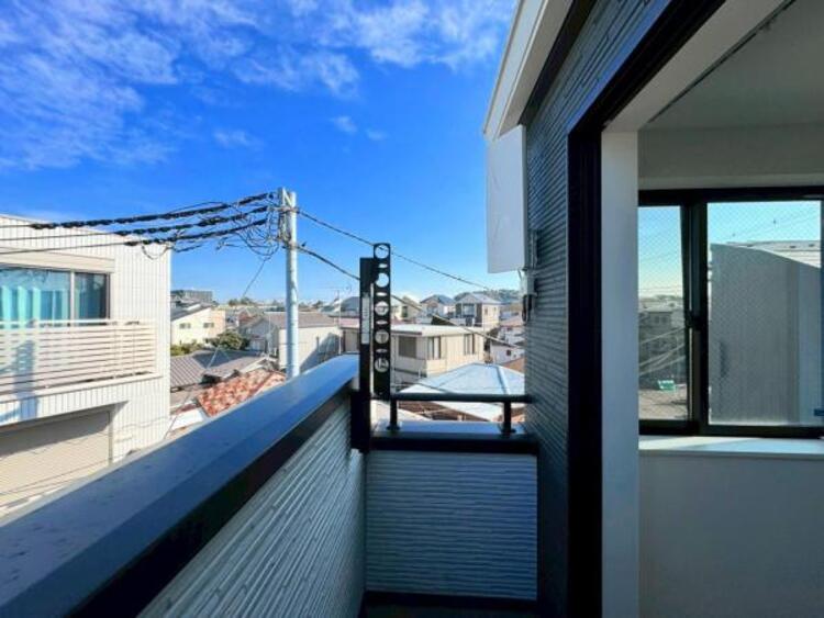 バルコニー ●〇陽当りはもちろん、風通りも良好。日々のお洗濯はもちろん、椅子を出して夕涼みを楽しむこともできる広さです。大人にとっても居心地よい空間です〇●