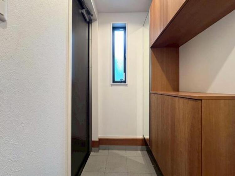 その他 ●〇お客様を迎える玄関は落ち着いた雰囲気。帰る度に洗練されたテイストの空間に迎えられ誇りと喜びを感じる玄関まわりです。そんな安らぎに満ちた生活空間を予感させる生活イメージが湧き出てきそうな物件です〇●