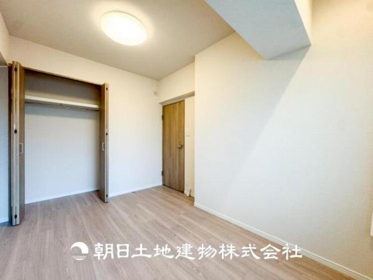 内装 【居室】人間の感性を育むプライベートルームはシンプルが１番だと思います。好みの空間で本を読んだり、音楽を聞いたりと、大切な一人の時間も充実したものにできます。