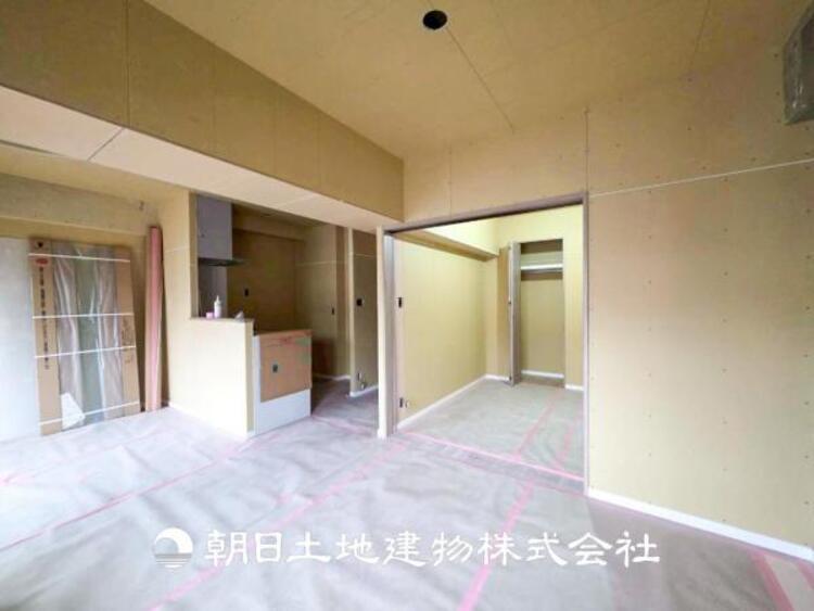 居間 【リビング】1日の中で最も長い時間を過ごすことになるリビングだからこそ、いつも笑顔があふれる空間であるように。広々とした空間から幸せな未来を。