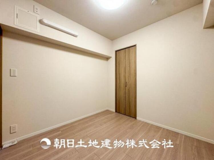 内装 【居室】大切なご家族、招いた友人と過ごす大切な時間を差し込む光が優しく包み込む空間。大切な人とともに、心穏やかに過ごすひとときを味わってください。