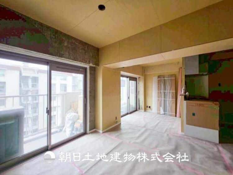 居間 【リビング】開放的で明るい空間が広がるLDK。リビングには暖かな太陽が降り注ぎ、爽やかな住空間です。お友達を呼んでお茶をしたり、一緒に料理を楽しみながら楽しい時間を。