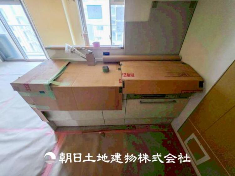 キッチン 【キッチン】仲良しなご夫婦、お子様、みんなでお料理ができる程の贅沢なスペースを実現したキッチンとなっております。みんなで作った料理を召し上がりながらの会話は盛り上がること間違いなしです。