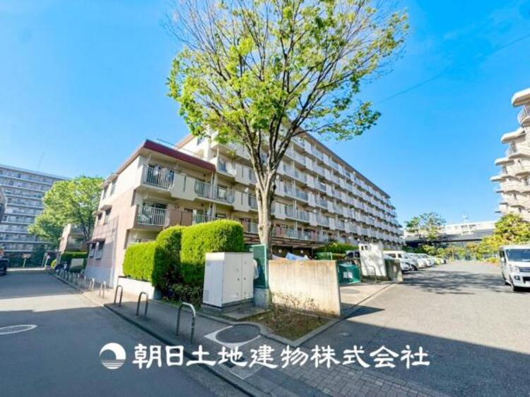 外観 【外観写真】表現された空間はたくさんの光を浴び、風を感じ、暮らしの時間を豊かにしてくれます。デザインされた空間と競い合うかのような充実した建物と共に大切な家族の思い出を刻んでいきます。