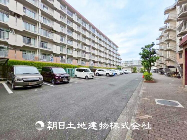 駐車場 【駐車場】ゆったりとした駐車スペースを確保いたしましたので、大きめのお車でも駐車可能です。