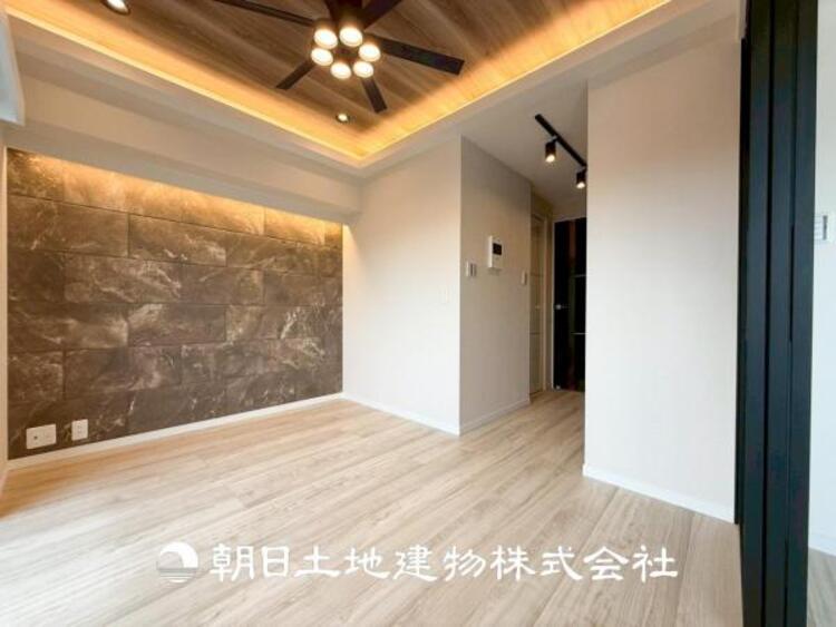 居間 【リビング】1日の中で最も長い時間を過ごすことになるリビングだからこそ、いつも笑顔があふれる空間であるように。広々とした空間から幸せな未来を。