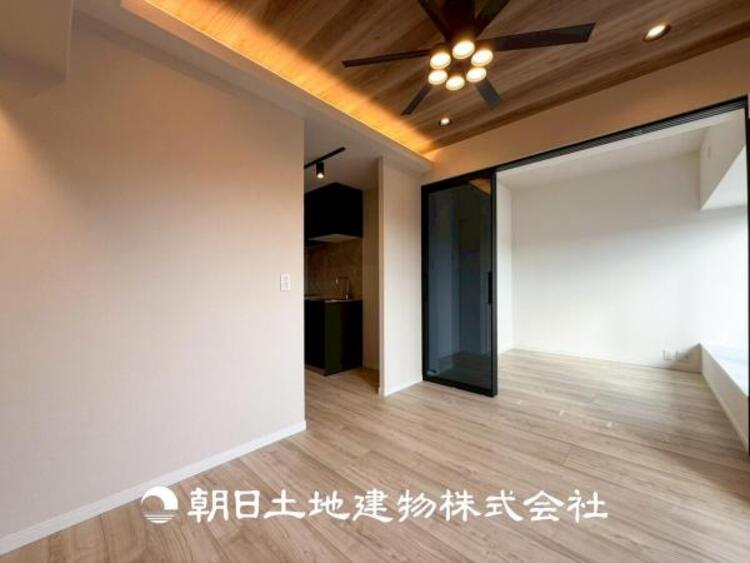 居間 【リビング】1日の中で最も長い時間を過ごすリビングは、笑顔があふれる空間です。広々とした空間から幸せな未来を。