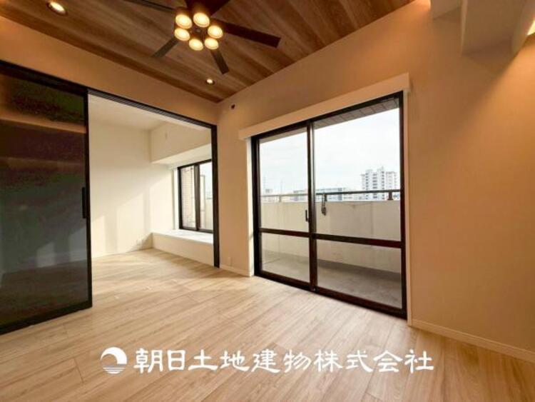 居間 【リビング】大切なご家族、招いた友人と過ごすひと時を溢れる光が優しく包み込む空間。大切な人とともに、心穏やかに過ごすひととき。家族との時間、自分の時間を大切にできる空間を作りました。